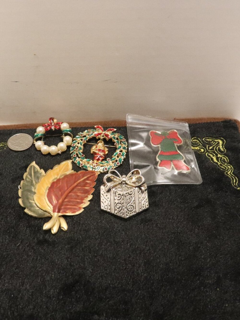 Women's Lot of 5 Pins (Brooches) some Gold Tone